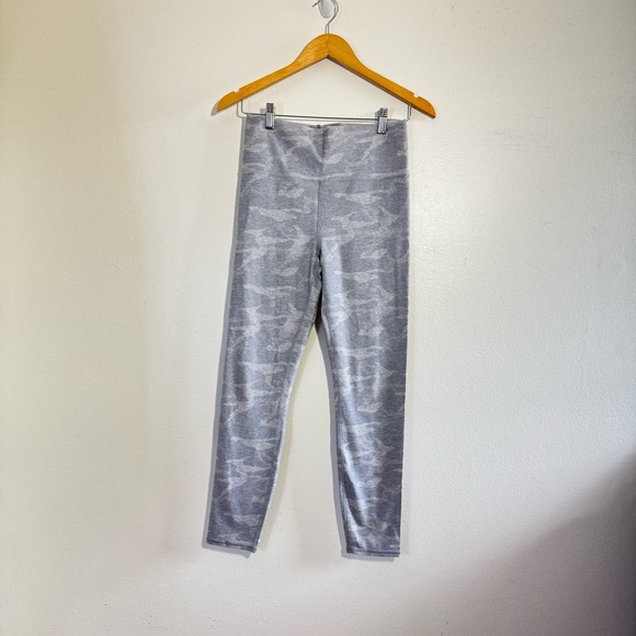 Vuori Clean Elevation Legging in Pale Heather Camo size Medium - Picture 4 of 8
